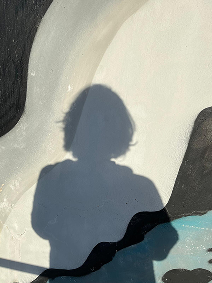 A propos 2 Lumières du Cotentin, artisanat français, "Ombre en autoportrait sur la plage de Collignon, Cherbourg en Cotentin"