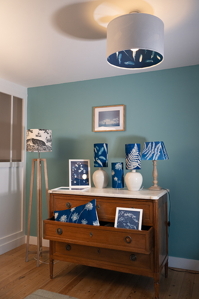 A propos 7 Lumières du Cotentin : Décoration en cyanotype pour une maison en bord de mer. Abat-jour, photographie, composition, coussin